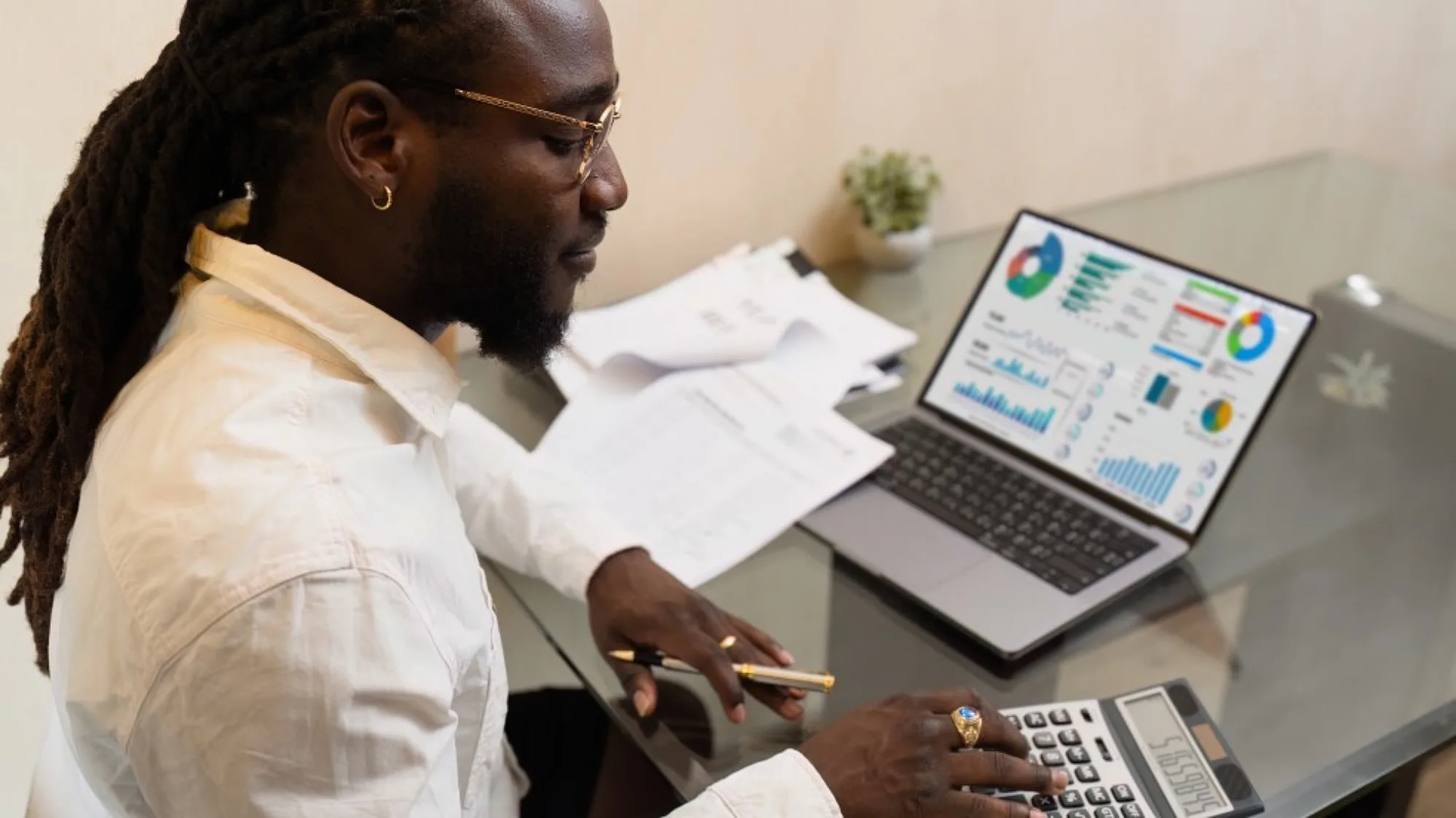 Businesswomanusingacalculatortocalculatenumb20250220054353utc large